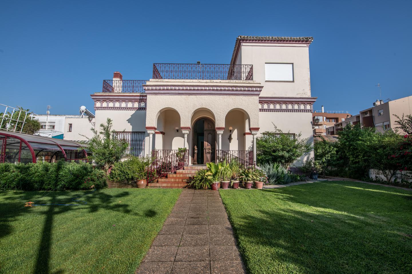 IN SANLUCAR DE BARRAMEDA - VILLA TE KOOP TWEEDE LIJN VAN STRAND