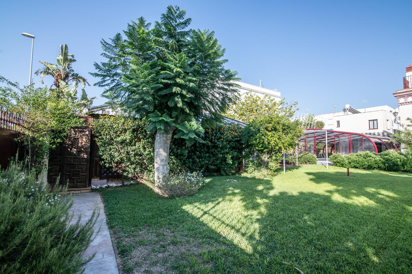 IN SANLUCAR DE BARRAMEDA - VILLA TE KOOP TWEEDE LIJN VAN STRAND