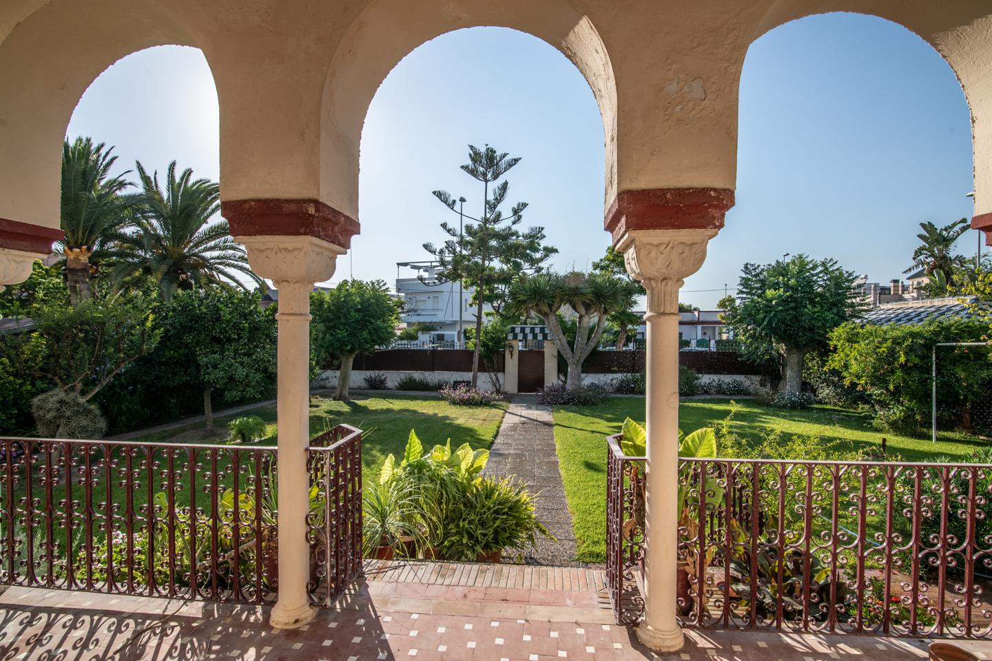 IN SANLUCAR DE BARRAMEDA - VILLA TE KOOP TWEEDE LIJN VAN STRAND