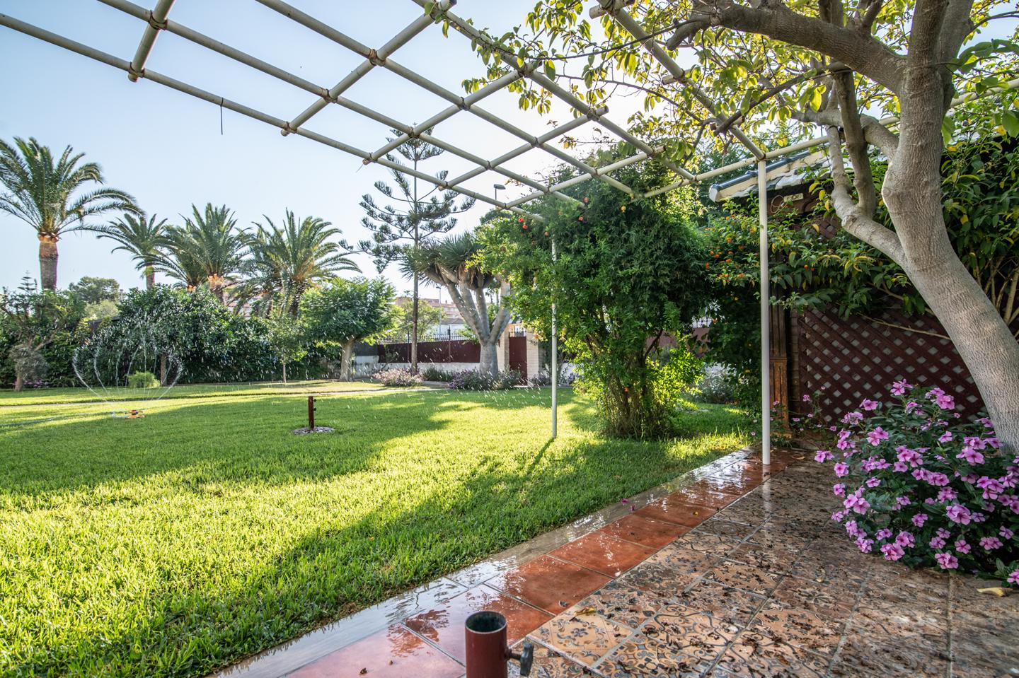 IN SANLUCAR DE BARRAMEDA - VILLA TE KOOP TWEEDE LIJN VAN STRAND