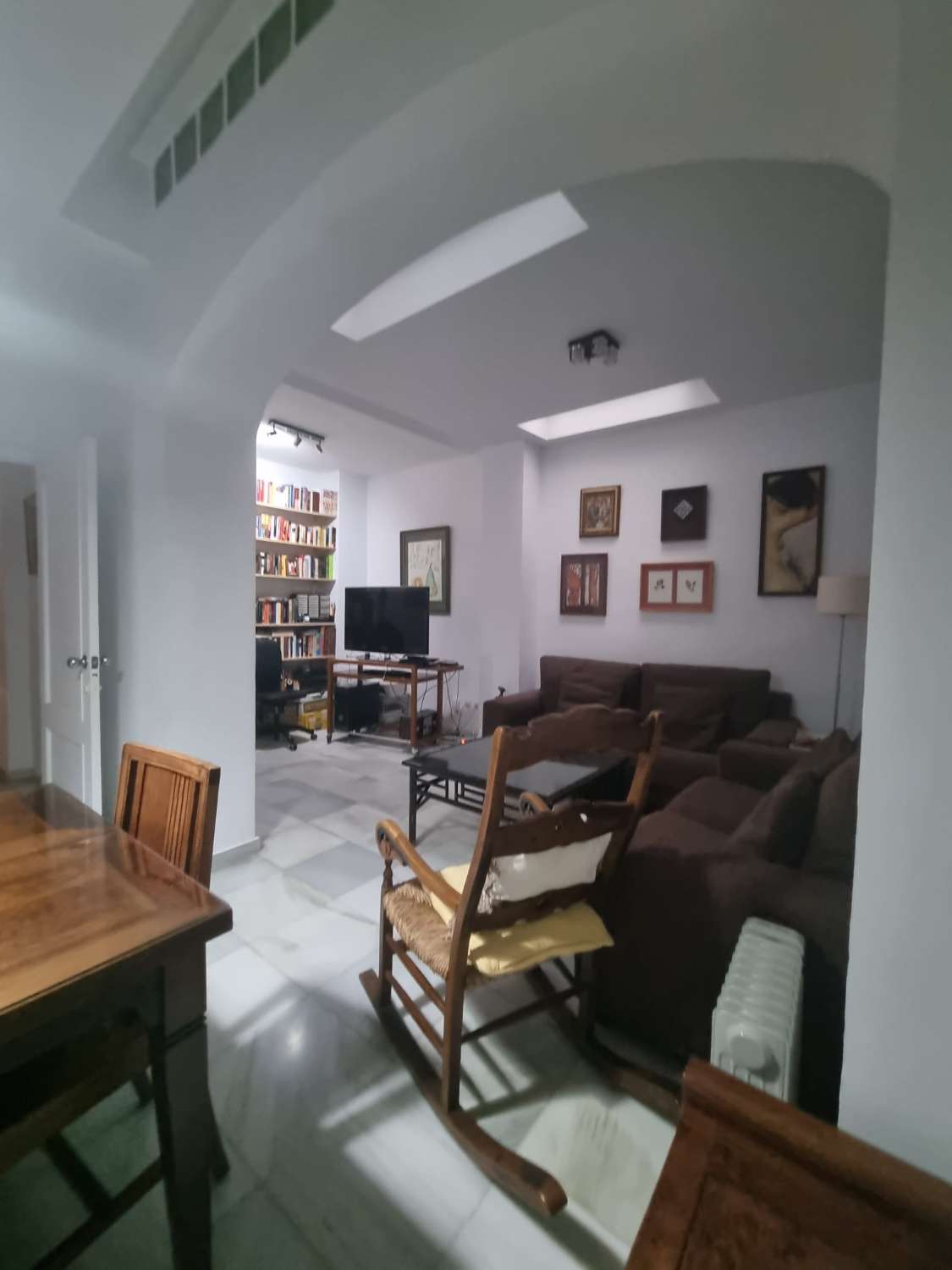 SIVIGLIA METTIAMO IN VENDITA QUESTA BELLA CASA DI TRE PIANI