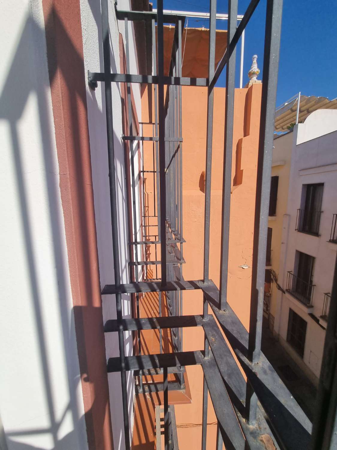 SEVILLA WIR HABEN DIESES SCHÖNE HAUS MIT DREI ETAGEN ZUM VERKAUF GESTELLT