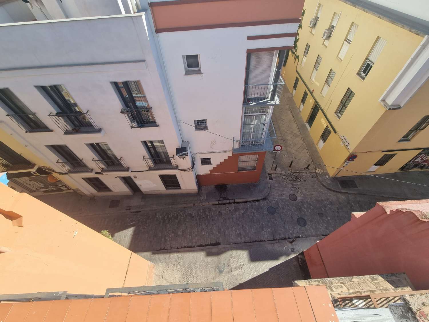 SEVILLA PONEMOS A LA VENTA ESTA PRECIOSA CASA CON TRES PLANTAS