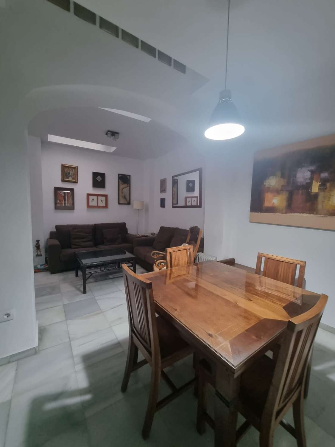 SIVIGLIA METTIAMO IN VENDITA QUESTA BELLA CASA DI TRE PIANI