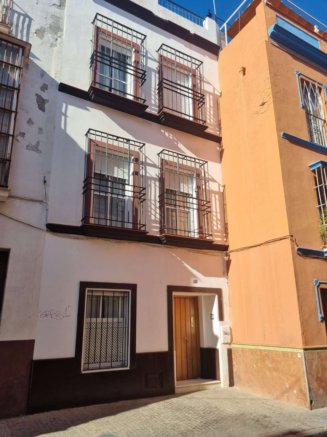 SEVILLA WIR HABEN DIESES SCHÖNE HAUS MIT DREI ETAGEN ZUM VERKAUF GESTELLT