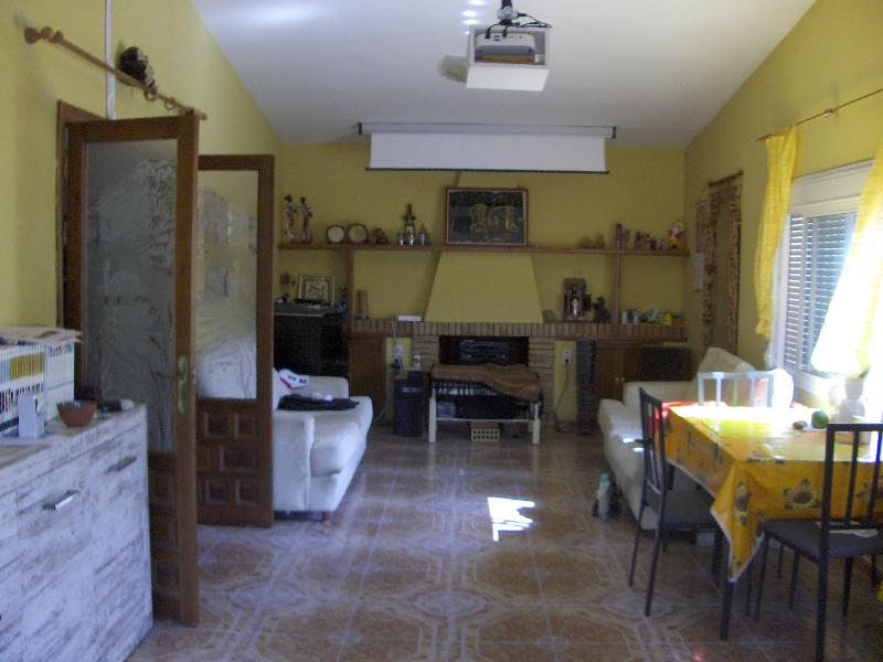 CASA INDIPENDENTE CON TERRENO IN VENDITA