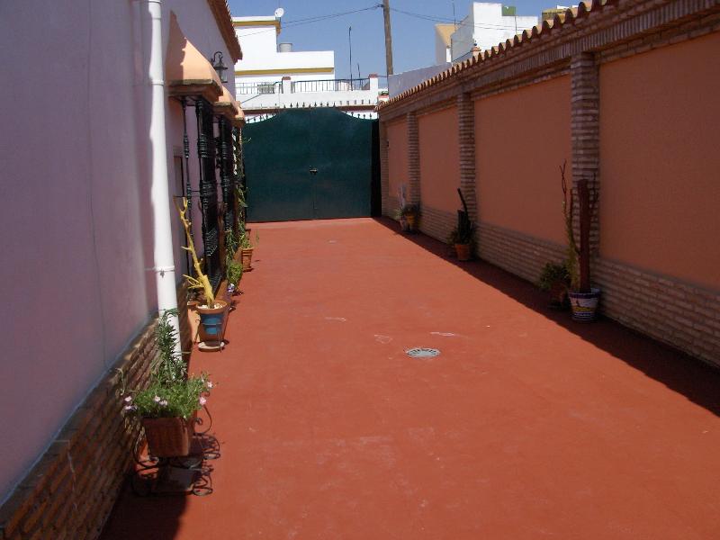 CASA INDIPENDENTE CON TERRENO IN VENDITA