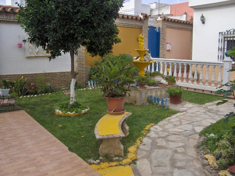 CASA INDIPENDENTE CON TERRENO IN VENDITA