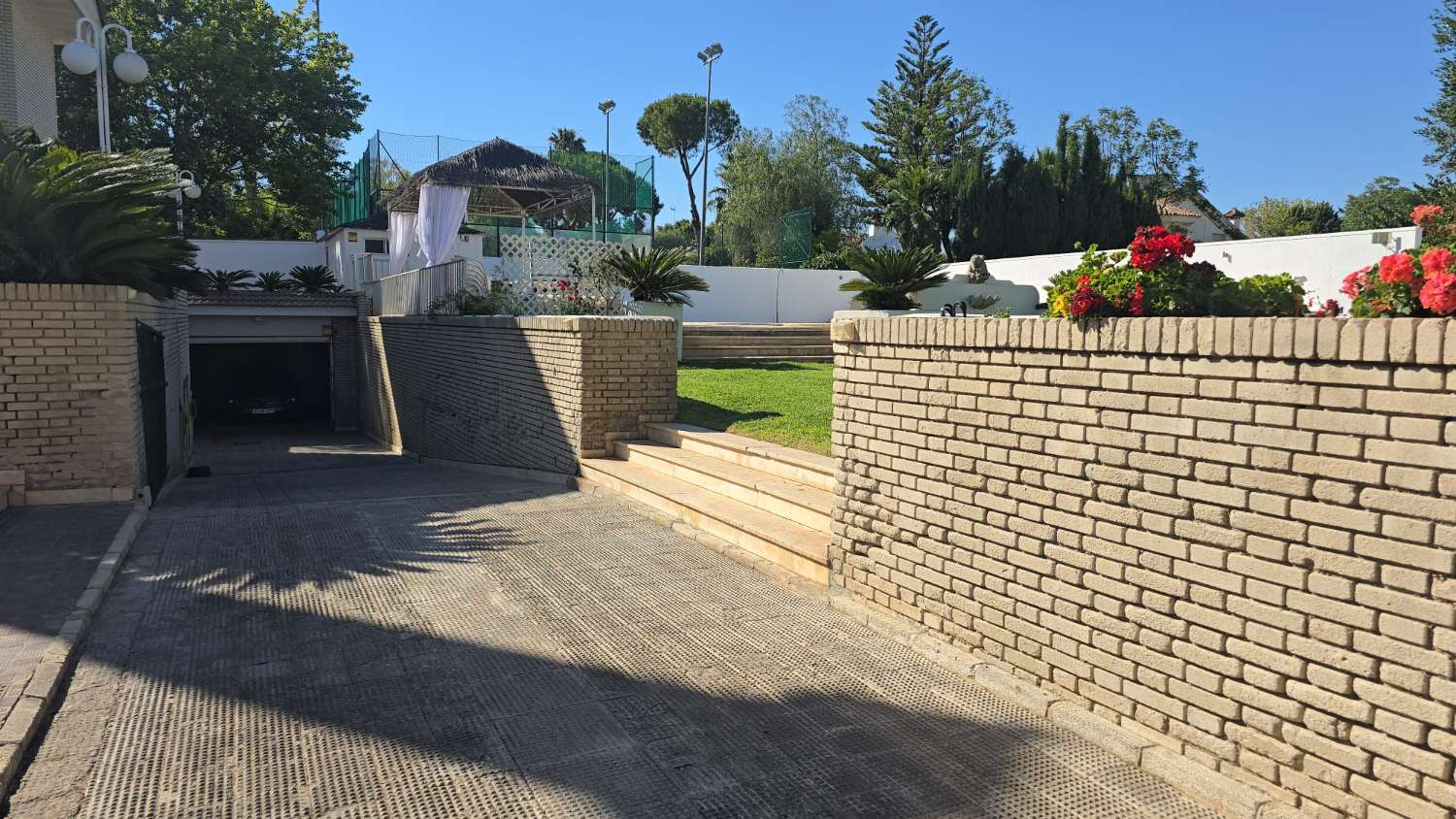 OBEROENDE VILLA TILL SALU I HELA CENTRUM AV JEREZ DE LA FRONTERA