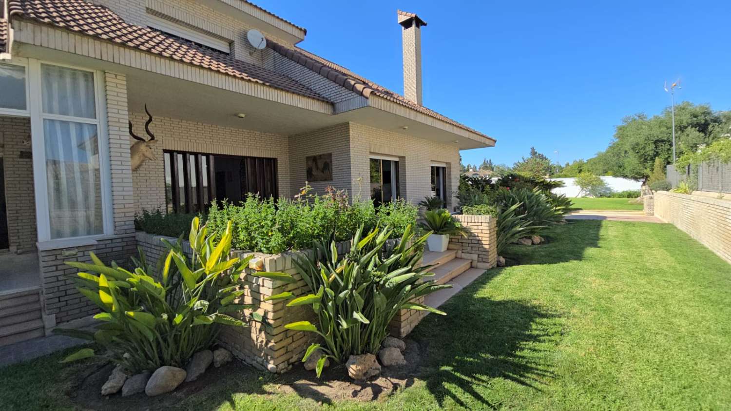 UNABHÄNGIGE VILLA ZUM VERKAUF IM GANZEN ZENTRUM VON JEREZ DE LA FRONTERA