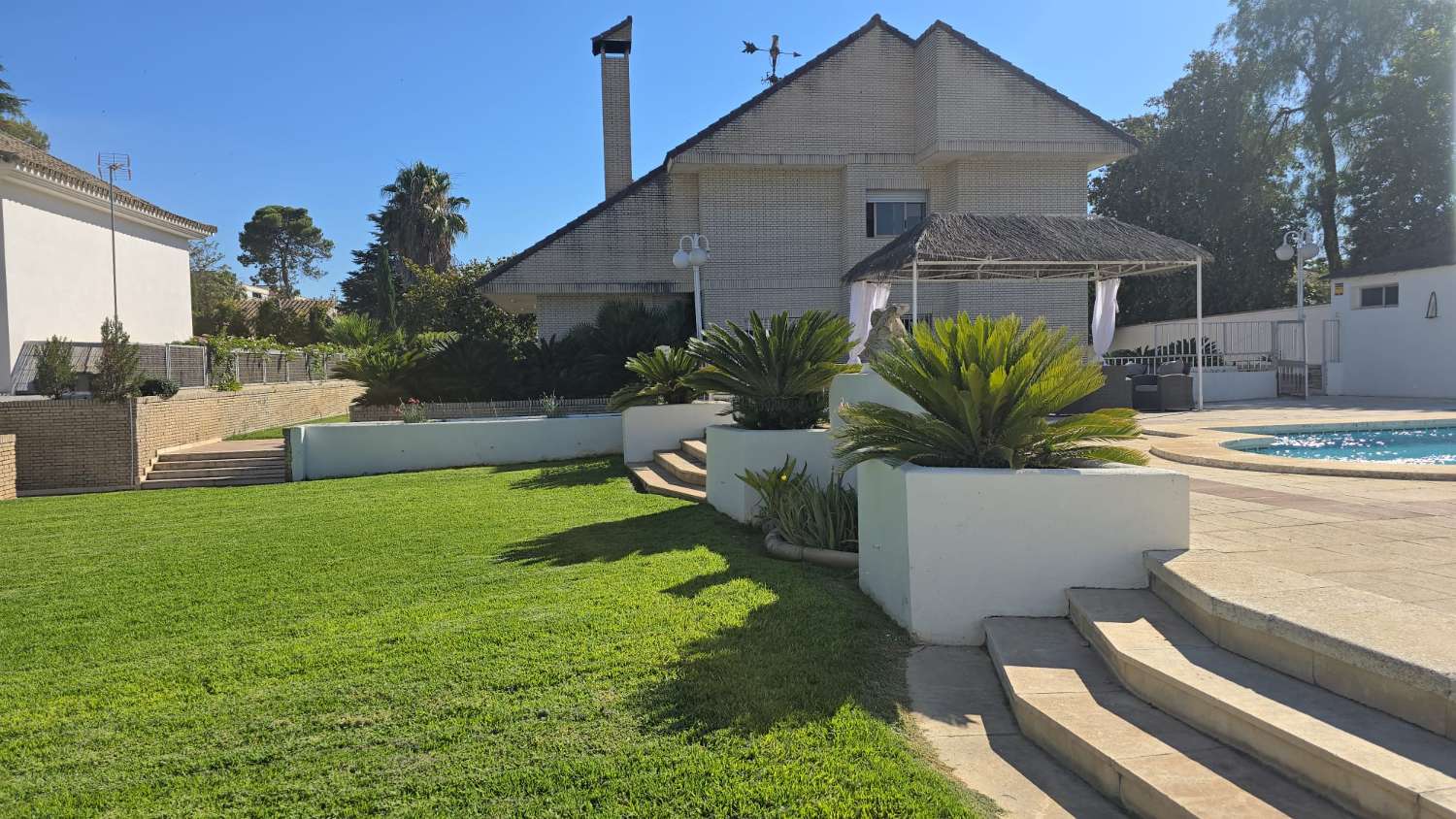 UNABHÄNGIGE VILLA ZUM VERKAUF IM GANZEN ZENTRUM VON JEREZ DE LA FRONTERA