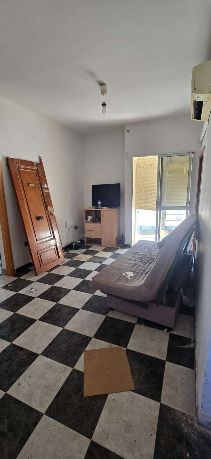 APPARTEMENT À RENOVER COMPLÈTEMENT