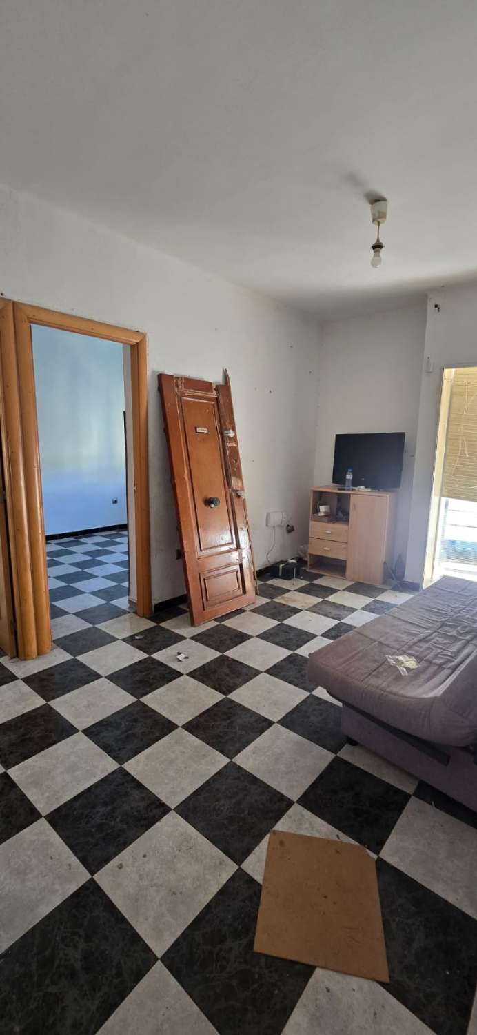 APPARTEMENT À RENOVER COMPLÈTEMENT